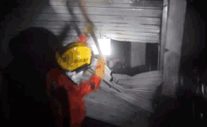 安慶暴雨致沙石滑落，消防營救一家三口