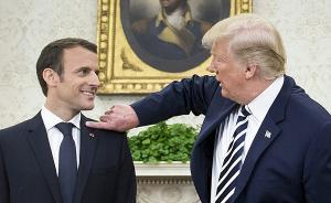 特朗普展示美法關(guān)系有多好：主動(dòng)伸手幫馬克龍拍“頭屑”