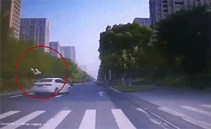 无锡：小学生过斑马线，遭撞飞翻腾数圈