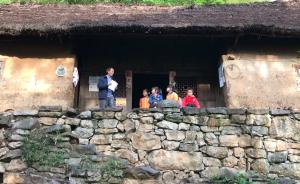 鄉(xiāng)村學(xué)生日行8公里山路，老師護(hù)28年