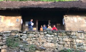 鄉(xiāng)村學(xué)生日行8公里山路，老師護28年