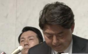 日本大臣坐公車“練瑜伽”道歉：為健康