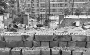 西安一職工住房小區(qū)因土地權(quán)糾紛大門被堵，職能部門協(xié)調(diào)無(wú)果