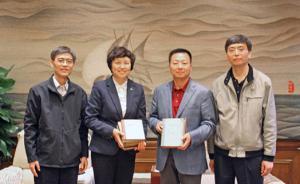 吳邦國向母校清華大學捐贈大學筆記和個人著作