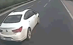 加塞未果，司機駕車圍逼公交近5分鐘