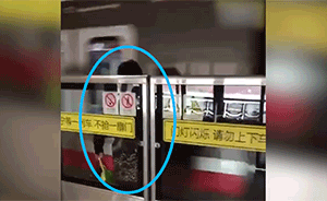 女子扒地铁门失败困夹层，列车贴身驶离