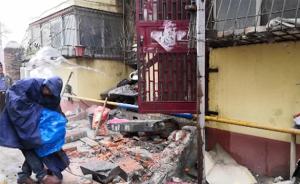 大妈私建后花园，业主自发拆除遭其泼水