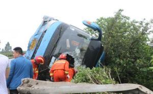 廣西南寧開往北海旅游客車發(fā)生側(cè)翻，致1死29傷