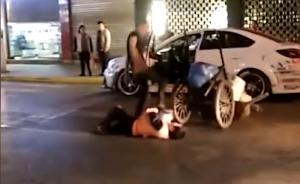 環(huán)衛(wèi)工勸挪車位，男子不滿將其打倒踢踹