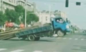揚州街頭一卡車載貨超長失重上演“蹺蹺板”，司機被罰