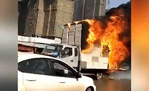 “火車”街頭鳴笛狂奔求救