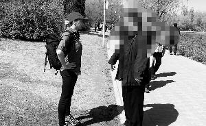 老人公园内私拿野鸭蛋，外国女孩一路追随一个多小时追回