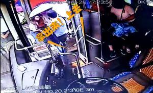 俩贼夹击偷女子手机，公交司机下车追回