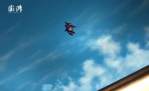 氣球飛上“最美地鐵站”頂，站長(zhǎng)機(jī)智救