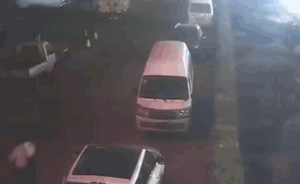 偷行駛證敲詐被捕，男子甩雙截棍打民警