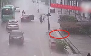 揪心！男孩掉入水渠被沖走，路人緊追