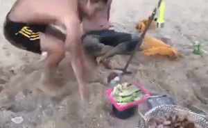 游客三亚烧烤被搭讪，拒绝遭撒沙子报复