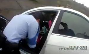 女司機(jī)鑰匙鎖車內(nèi)開不了門，嬰兒險(xiǎn)窒息