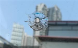 樂山一酒樓停車場頻遭鋼珠槍攻擊，民警勘查現(xiàn)場被迫撐傘躲避