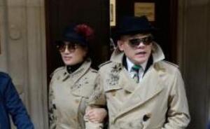 周立波夫妇身着情侣装在美国出席审前听证会，否认持枪藏毒