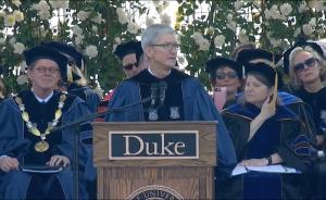 庫(kù)克畢業(yè)演講：致敬喬布斯，暗批臉書