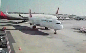 土耳其機(jī)場(chǎng)兩機(jī)刮擦：客機(jī)垂直尾翼遭切
