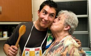 住房創新｜西班牙：讓青年與長者“共住與互助” 