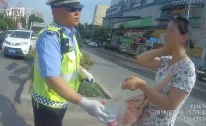 年輕媽媽抱娃闖紅燈被攔，買冰水謝交警