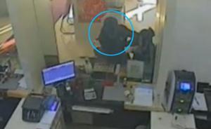 蒙面男持仿真槍劫持銀行女經(jīng)理索五十萬(wàn)被制服，一審獲刑六年