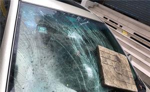 南京一男子为博领导好感帮忙当街砸车，两人双双被刑拘