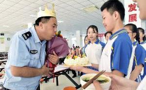 暖聞｜陜西渭南一中學(xué)為護(hù)學(xué)交警慶生，校方：讓學(xué)生懂得感恩