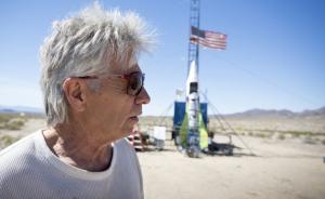 為證地球是平的，怪咖坐自制火箭升空