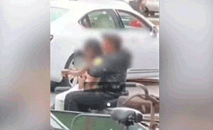 女童遭七旬汉当街猥亵，中学生合力拉出