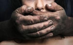 印度13岁女孩被父亲强奸半年，遭灌输“父女性关系正常”