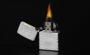 朝陽警方：一男子公交車上使用打火機將鄰座衣服下擺輕微燒壞