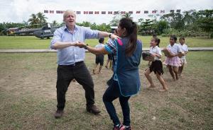 英國外相50年首訪秘魯，大秀尬舞