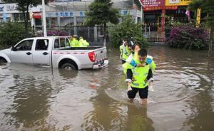 暖聞｜峨眉暴雨困住一孕婦和三學生，交警涉水背出被困4人