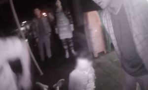 醉酒男暴力抗法，同伴提醒民警開記錄儀