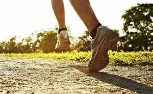 丹東民警偶遇網(wǎng)逃追3公里山路，逃犯告饒：“大哥，你累不”