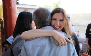 暖闻｜美国女孩在西安丢手机后急哭，保洁大爷归还她拥抱致谢