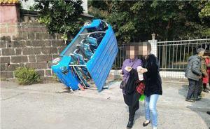 四川黃龍溪鎮(zhèn)旅游觀光車載客出車禍，鎮(zhèn)政府：司機(jī)個(gè)人擔(dān)全責(zé)