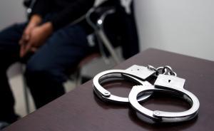 杭州民警重庆休假吃火锅时，多看了一眼发现邻座是逃犯