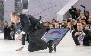 俄外長滑倒自嘲：還好沒在外交上栽跟頭