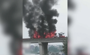 轎運(yùn)車高速上起火，9輛新車瞬間燒毀