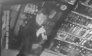中年男超市喝酒露下體沖女店員做不雅動(dòng)作，被發(fā)現(xiàn)后提褲離開