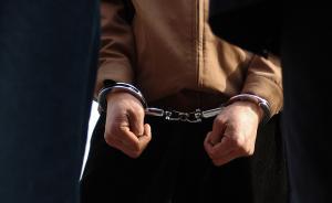 重庆一男子闹市区持刀挟持母亲被警方控制，幸无人员受伤