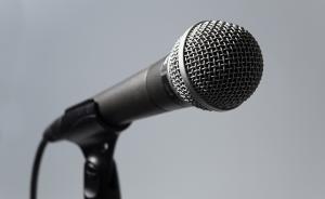 上海初中校長(zhǎng)在晨會(huì)上向全體學(xué)生鞠躬道歉：曾向遲到學(xué)生發(fā)火