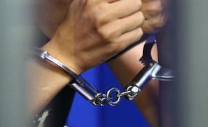 交警夜查酒駕致車(chē)行緩慢，大連一男子開(kāi)窗辱罵、下車(chē)后打警察