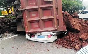 重慶發(fā)生慘烈車禍：渣土車側(cè)翻壓扁小轎車，車內(nèi)僅一兒童幸存