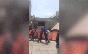 厦大门前城管推倒女摊主抢夺摊位被停职